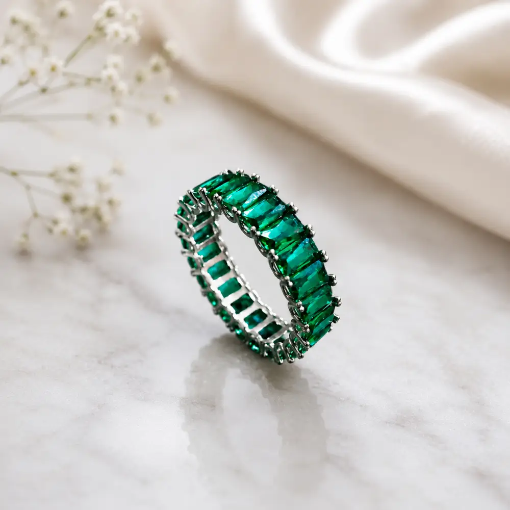 Emerald green tennis ring in 925 sterling silver