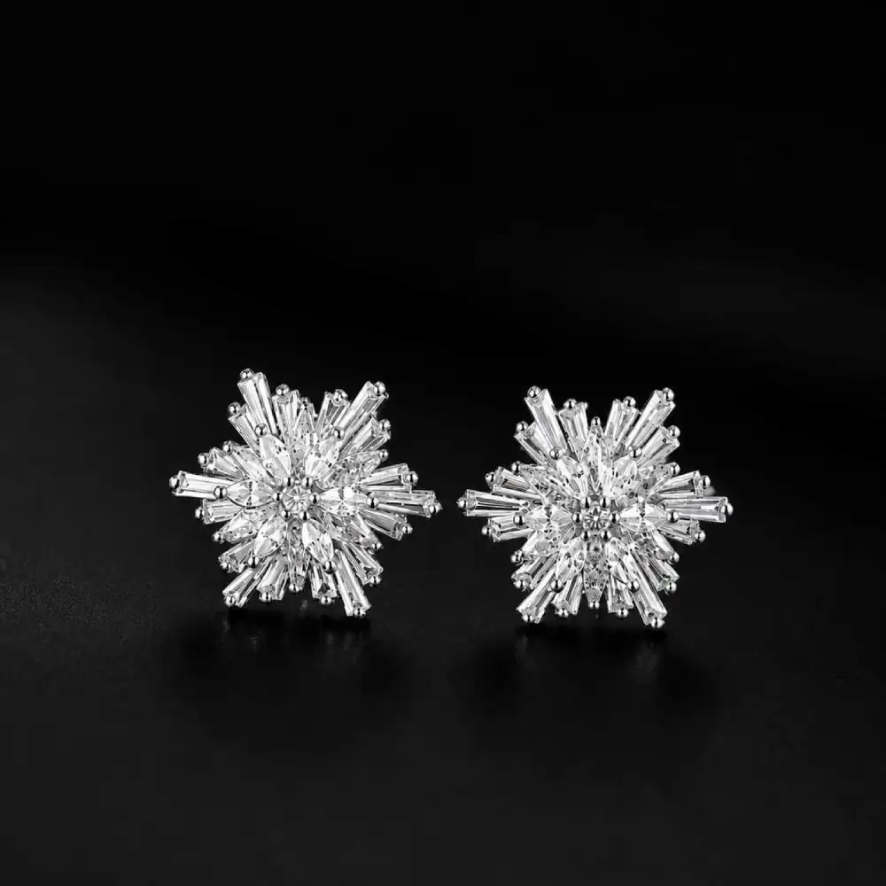 Snowflake Stud Earrings in 925 silver